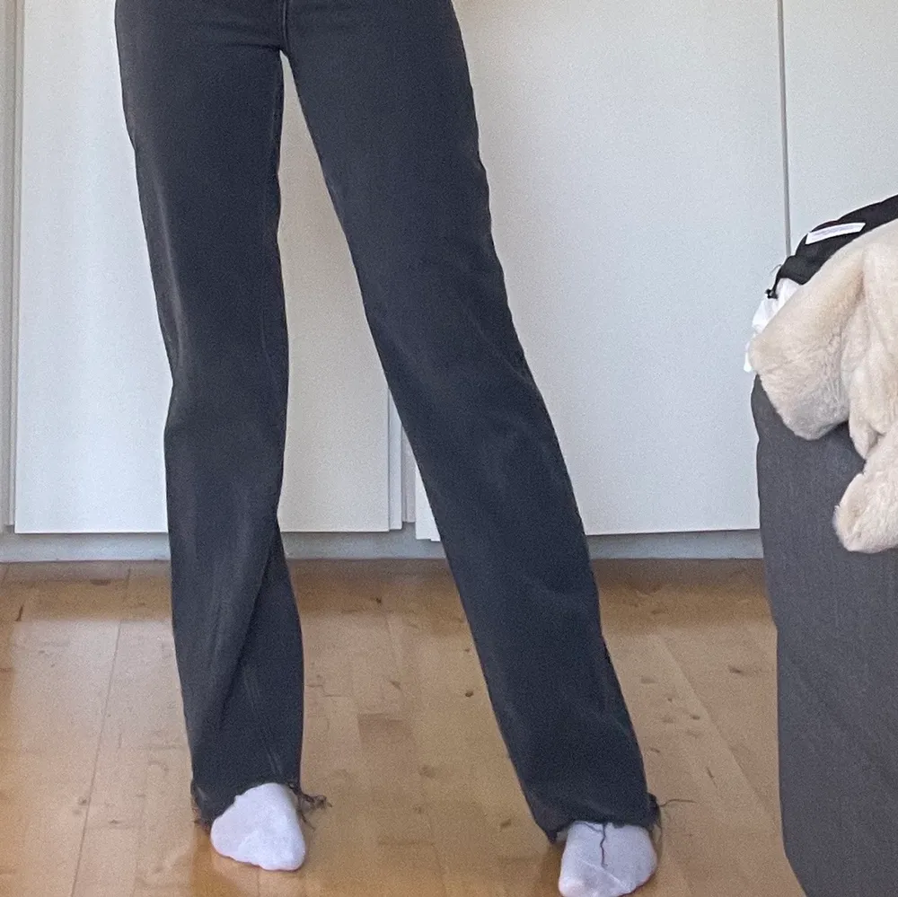 Skitsnygga Mörkgrå Zara jeans i storlek 38 Säljer då jag har ett par likadana. Kontakta mig om du är intresserad ✨Köparen står för frakt✨. Jeans & Byxor.
