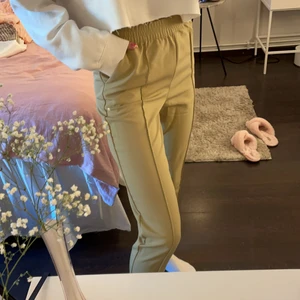 Byxor - Super fina beiga kostymbyxor från na-kd. Raka i benen. Använda Max 3 gånger! Färgen är mer rättvis på andra bilden 💕