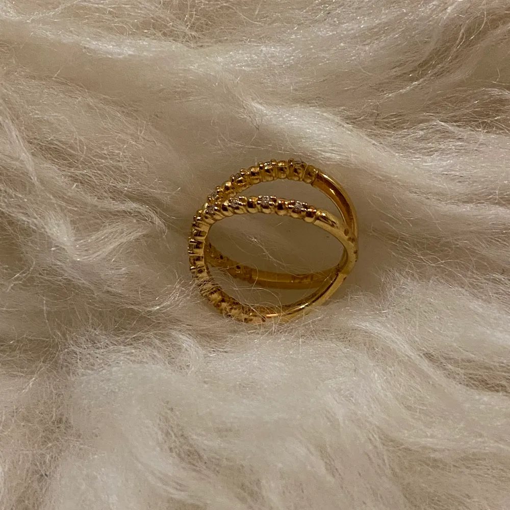 Korsad Ring från Thomas Sabo storlek 56. 18k guldplätering. Accessoarer.