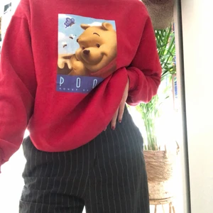 Sweatshirt  - En jättemysig och fin röd nallepuh tröja som jag har för mig att jag köpt här på plick! Perfekt chill tröja att ha närsomhelst💖 säljer pga behöver plats i garderoben:) pris kan diskuteras 