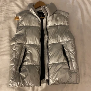 Silver vadderadväst! ⚡️⚡️⚡️🤩 - En vadderadväst från Champion i SILVER !! Använd under en säsong men ser ut som ett nyskick🤩🤩 Superfin men kommer inte till användning längre ⚡️⚡️⚡️slut i lager 🤩