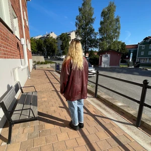 Skinnjacka  - Snygga detaljer på axlarna. Bra skick 