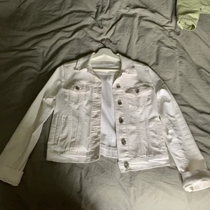 En vit jeansjacka från Mango  - Säljer min vita superfina jeansjacka från Mango som knappt är använd, storlek Xs. Kom privat vid frågor💕