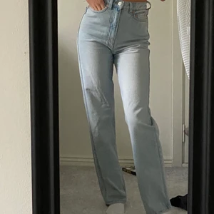 Weekday raka jeans - Säljer mina raka jeans från Weekday i den populära modellen Rowe. Används endast 1 gång, som nya💛 W:24 L:30