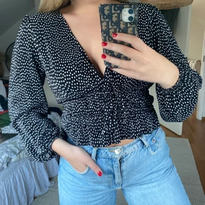 Prickig tröja från Zara  - Jätte söt blus från Zara🖤älskar modellen, men kommer tyvärr inte till användning längre!💕