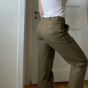 Raka byxor - Raka gröna byxor, köpta second hand. Blir low waist desto lösare de sitter. Annars mid waist. 