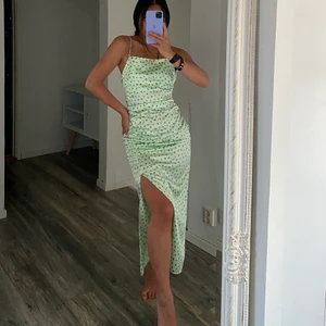 Zara klänning storlek S  - Klänning från zara i storlek S, aldrig använd och prislapp är kvar! Köparen står för frakten som tillkommer på 66kr, eller hämtas upp i Gbg. 