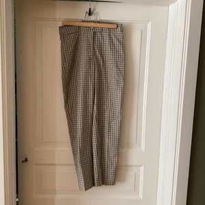 Kostymbyxor - Skitsnygga rutiga kostymbyxor från MQ, märket visualclothingproject i storlek 36. Lite kortare i modellen och sitter som ett smäck!!