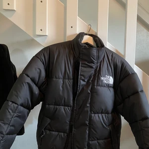 The north face jacka  - En fin och inte jätte mycket använd Northface jacka i storlek S från förra året. Passar jätte bra nu till hösten/ vintern. Köparen står för frakt! 