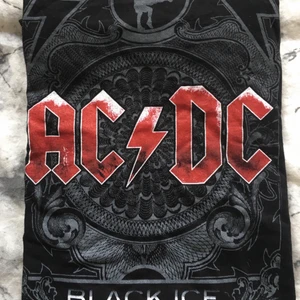 AC/DC - AC/DC bandtshirt, bra skick, knappt använd.