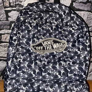 Ryggsäk  - Säljer min ryggsäck från vans me fjärilar! Köpte den för 300 kr satt dehär blir ju en big win för dig som vill köpa den! 💖
