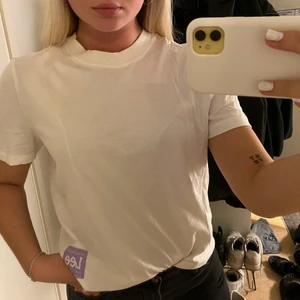 Lee Tshirt - Skitsnygg tshirt från H&M’s collab med Lee som inte längre finns att köpa!🌞 Skön, lite oversized och knappt använd då det inte riktigt längre är min stil!!