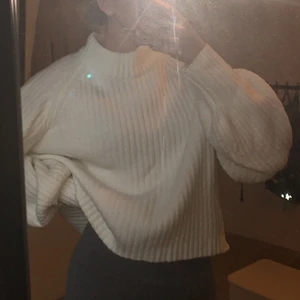 Stickad tröja - Vit stickad tröja i skönt material. Använd ett antal gånger men den ör i gott skick👍 frakt tillkommer! 