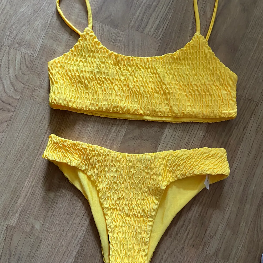 Gul smockad bikini, ny och helt oanvänd. Säljes pga för liten. Nypris: 109kr. Storlek: S. Övrigt.