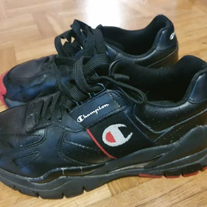Champion sneakers  - Champion sneakers i strl 38. Svarta med Cerise detaljer. Väldigt sparsamt använda. Om de ska skickas så betalar köparen frakten. 