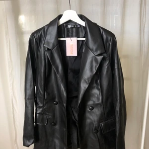 Läder/skinn blazer  - Säljer denna lite oversized blazer i fake läder/skinn som är helt ny och aldrig använd. Jättefin men kom aldrig till användning 🥺 skriv gärna vid frågor eller för fler bilder 🥰