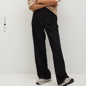 Svarta kostymbyxor  - Svarta kostymbyxor från mango, storlek 40. Pris 250kr exklusive frakt. Kanten på byxorna längst ner är uppvikt när man köper dem men jag har sprättat upp kanten för att dem skulle bli längre i benen. 