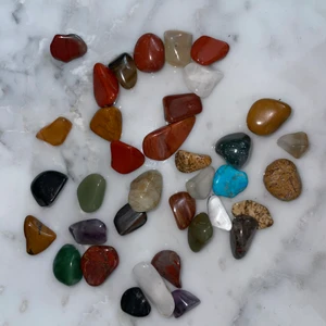 Kristaller - Små kristaller som jag inte har någon användning för. Går att ha i spell jars eller att göra smycken av exempelvis💜🧿🔮 allihopa för 120 + frakt!!