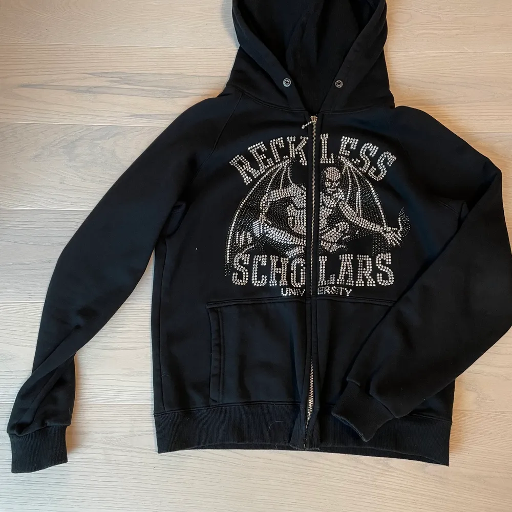 Skick 9/10. Släpper den för 1700 vill bli av med den. Passar S/M. Jag löser frakt. Hoodies.