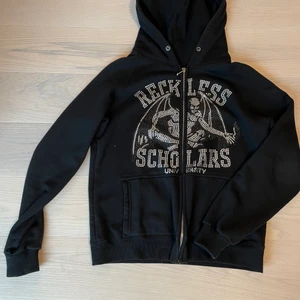 Reckless Scholars Hoodie - Skick 9/10. Släpper den för 1700 vill bli av med den. Passar S/M. Jag löser frakt