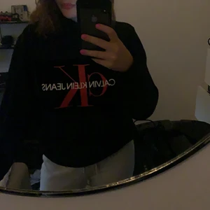 Calvin Klein Jeans Hoodie - En jättefin tröja som är varsamt använd. Den är köpt från designe only för cirka nått år sen. Har inte haft någon användning av den, då den tillslut hamnat längst bak i garderoben. Ny priset ligger på 1399kr 