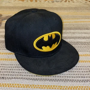 Batman keps - Svart Batman keps. Ej använd. Köpt på Science Fiction Bokhandeln några år sedan men ser som gott som ny ut.