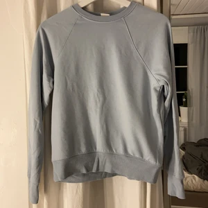 Sweatshirt  - Säljer dessa sweatshirt från hm, köp en för 50kr eller båda för 80kr. Skriv om ni har några frågor💕