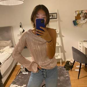 One shoulder blus från Gina tricot. Storlek M. Använd typ en nyår. Väldigt snygg fest topp! Köparen står för frakt eller mötas upp ❣️