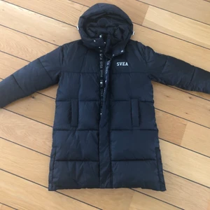 Lång Svea jacka - Säljer en superfin lång Svea jacka, köpt på kidsbrandstore för ca 2000kr Storlek 150.  Endast använd ett fåtal gånger.  Ceriserosa foder.  Går att öppna i sidan, avtagbar huva.  Varm, go o super fin! Skick som ny! Säljes för 500kr ev porto tillkommer. 
