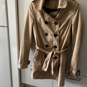 Beige trenchcoat  - dubbelknäppt jacka / trench. spännet är borta, (se sista bilden). Lappen är borta men uppskattad strl s-m.  📬 Frakt 66kr.  📬 Följ tryggt paketet hela vägen i postnordappen då jag skickar med Skicka Lätt  Kolla in mina andra annonser jag samfraktar gärna 😊