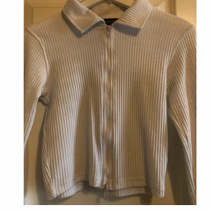 Vit croppad kofta  - Ribbad lite croppad kofta, jätte skön. Nästan aldrig använd.