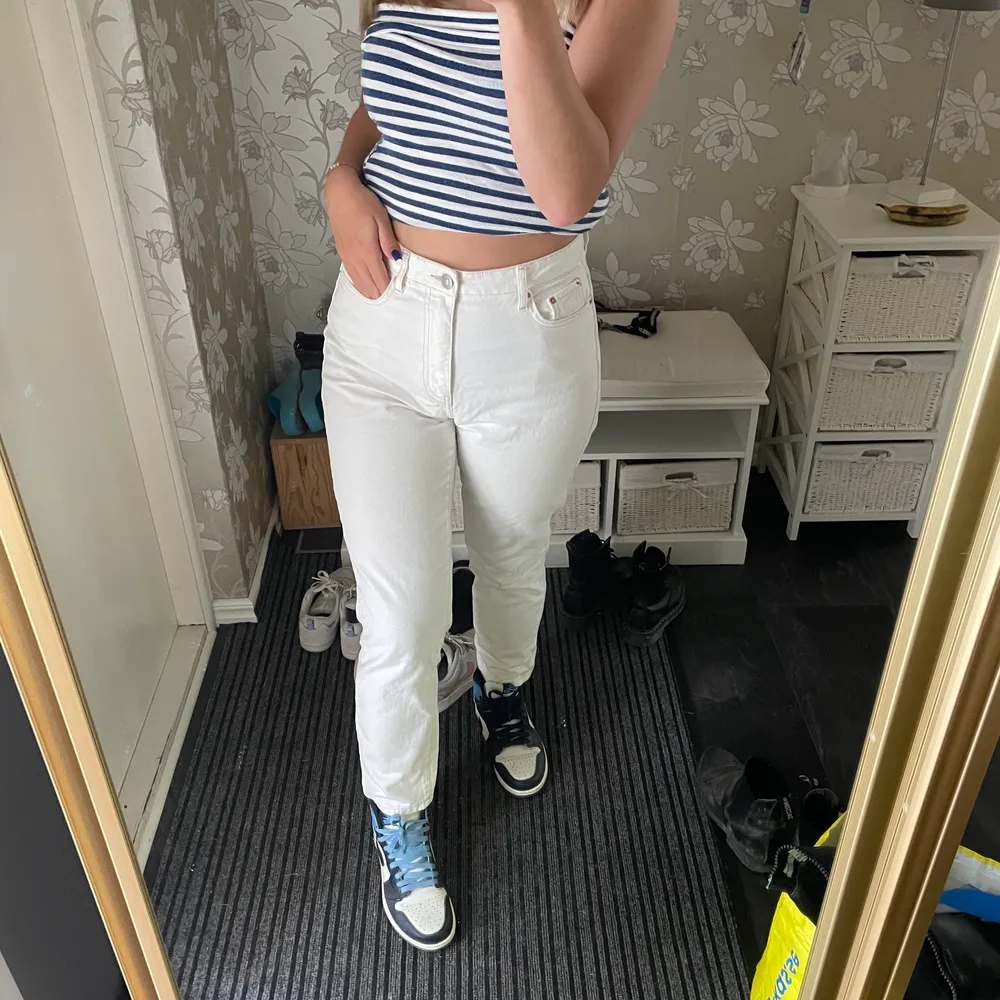 Nu säljer jag mina vita jeans med beiga detaljer eftersom jag inte längre använder dom. Har använt dom Max 3 gånger. . Jeans & Byxor.