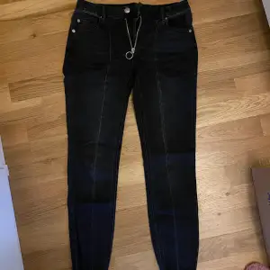 svarta skinny jeans, i bra skick. Jag bar dessa bara en gång. 