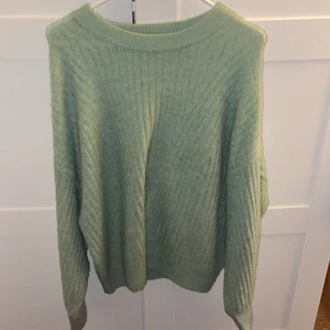 Stickad tröja - Jätte fin stickad tröja från H&M. Storlek M och sparsamt använd, jätte härlig färg! 100 kr plus frakt vilket ligger på 66 kr! 