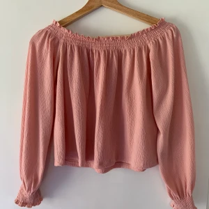 Off-shoulder-topp - Från HM, vet ej storlek men den passar mig som är S/M. Smock vid axlarna och vid ärmarna. Använd max 5 gånger.