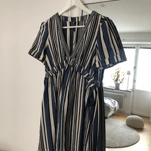 Zara, Randig klänning i linne, strl.M - Superfin klänning från Zara i linne. Aldrig använd! Passformen är kort, slutar lite under rumpan på mig och jag är 167 cm. Fraktkostnaden ingår ej i priset. 