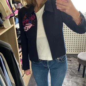 Sandro jacka  - Så najs dressad jacka med unik detalj från Sandro💕 Jag har vanligtvis st 36 men denna jacka är liten i storleken och därför gick jag upp en storlek för att kunna ha tröjor under osv. Köpte denna jacka för 4 år sedan och nypris var då 3000 kr. Använt fåtal gånger och har inga defekter. Priset går att diskutera💕