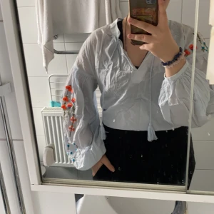 H&M blues Strl L - Jättefin blues med blomma broderad. Har du använt några gånger. 