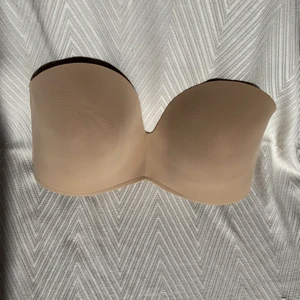 Axelbandslös BH i beige - Stadig axelbandslös beige BH med gummilinning på insidan för anti-slip.