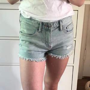 Ljusblåa jeansshorts med slitningar från H&M. Storlek 34. De är lite för korta för mig som är 161, och något stora i midjan. I väldigt bra skick, trots att jag har använt dem flertal gånger. 📮Samfraktar gärna📮