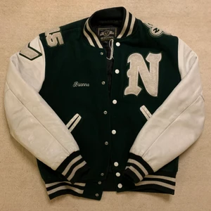 Varsity jacka - Fin grön/vit varistyjacka i vintage skick, perfekt mot kallare tider