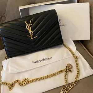 YSL VÄSKA  - Yves Saint Laurent väska i äkta läder, toppkvalité. Allt i bilden tillkommer med. Nypris 1799. Endast dessa bilder finns, endast seriösa köpare! Frakt tillkommer. 