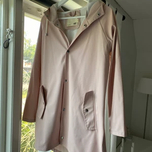 Babyrosa regnjacka - Superfin regnjacka som inte kommer till användning längre. Frakt är exkluderat i priset, meddela mig kring vidare info eller frågor🥰