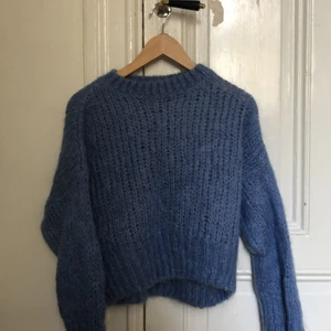 Superfin stickat tröja! 💙 - Säljer denna superfina stickade tröjan då den inte kommer till användning tyvärr! 💙 den är så fin och har en väldigt skön passform! Den är lite croppad men inte ”magtröja” 💙😁 vid snabbt köp kan pris sänkas!