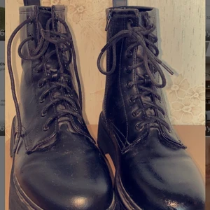 PULL&BEAR (Black) Size: 36  - Snörstövletter med dragkedja. 100% polyester. Stadie: Nya, aldrig använts ute, perfekt skick som när skorna köpts. 