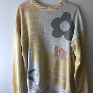 Stickad tröja - Säljer denna vintage stickade tröja, sotter oversize på mig som brukar ha S-M! Frakt tillkommer💗