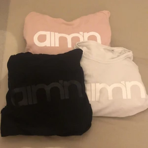 Träningströja  - Hej, säljer 3 st korta träningshoodies i samma pack, den svarta och rosa har en luva och den vita har ingen, köpte dessa 3 för totalt 900kr