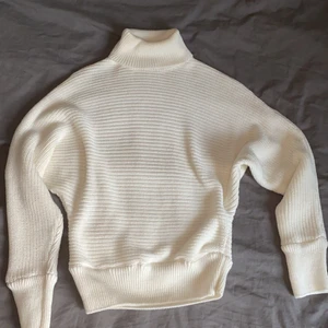 Stickad tröja  - Vit stickad tröja från NAKD med polokrage