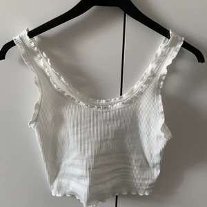 Vitt linne - Vitt linne med struktur från bershka, använd någon gång så den är i fint skick!!