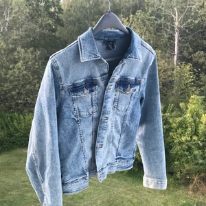 Jeans jacka - En jeans jacka handvän några gånger men fins inga tecken på att den är sönder någonstans❤️Köpt på en barnavdelning tror jag men är som en xs- s